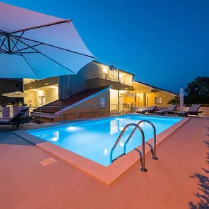 Petra S Bazenom, Rostiljem I Parkingom Zadar